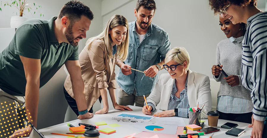Equipe trabalhando em projeto digital